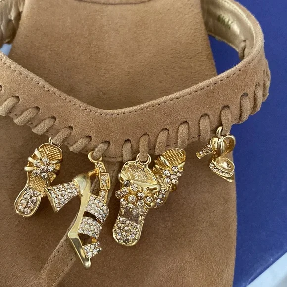 Stuart Weitzman cashew suede leather flip flops with gold shoe charms, 6.5 - Picture 2 of 11